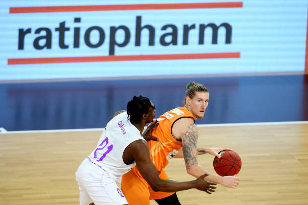 步都备受关 步都备受关