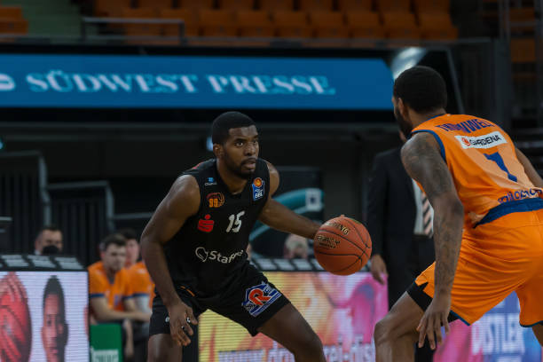 一个现实 一个现实